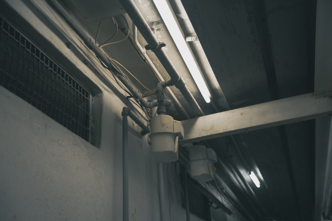 Elektriker drar kablar i tak vid elinstallation